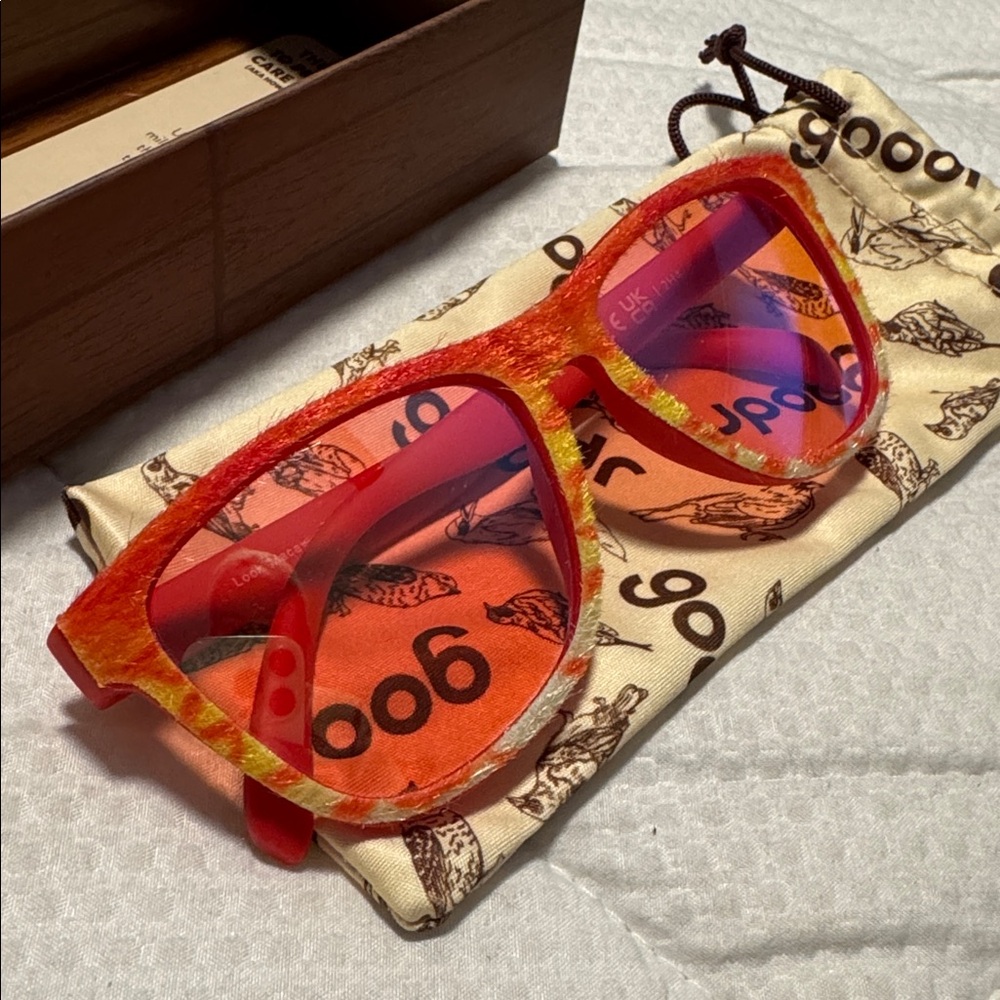 Goodr Birder Fervor look macaw I made it! Sunglasses limited edition fuzzy fur - Picture 3 of 6